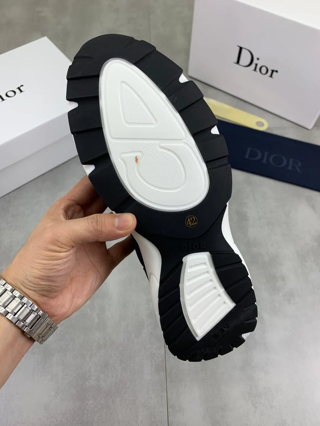 Men's shoes 💰P420 New Dior Chrono 2025 new product B30 series, in white and black fly woven series, decorated with computer-printed CD logo on both sides, star patch on the tongue and Dior logo on the heel, many details highlight the style. The interior is matched with the original color matching mesh, and the interior of the body is supported by low-temperature shaping sheets, and is filled with light feather cotton to keep the interior full and soft against the feet. The exclusive open-molded outsole adopts a one-piece molding process, so there is no need to worry about problems such as the opening and falling of sole decorative accessories. It is light and comfortable to wear, yet strong and wear-resistant. The two-color shoelaces are accessorized with exquisite metal five-pointed star pendants, creating a high-end, trendy and casual look at all times. Color: white black blue code number: 38-44 (45 customized)
